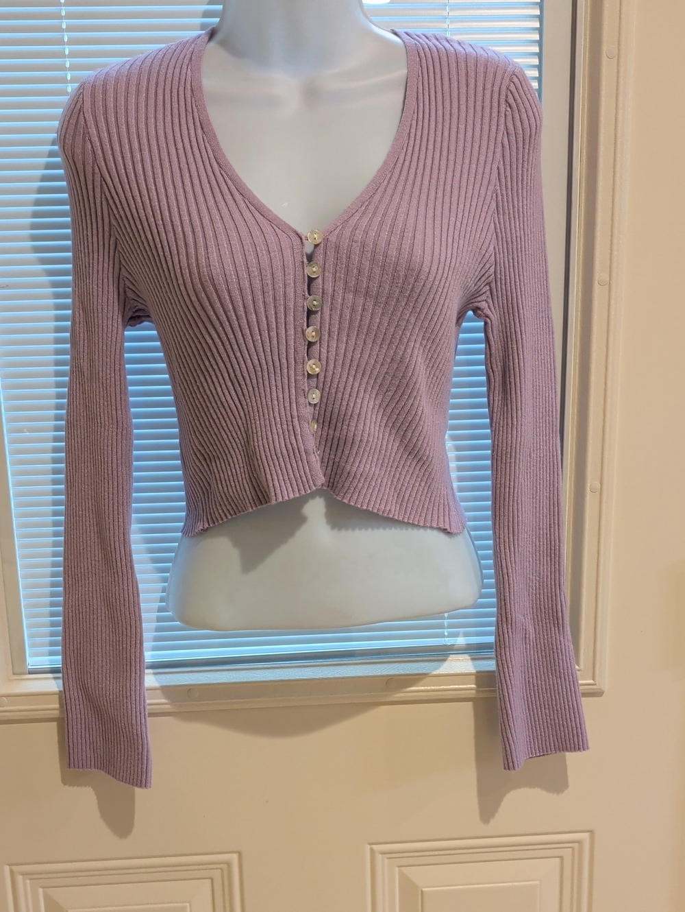 Sincerly Jules Ribbed V-Neck Cropped Cardigan in Lavender Pink Size M